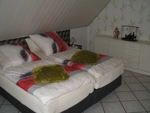 3 bedrooms, in-room safe, desk, iron/ironing board