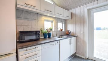 Køleskab, kogeplade, opvaskemaskine, kaffe-/temaskine