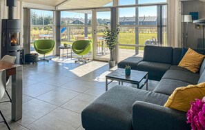 Smart TV, fireplace, stereo