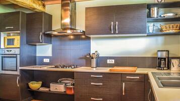 Fridge, stovetop, dishwasher