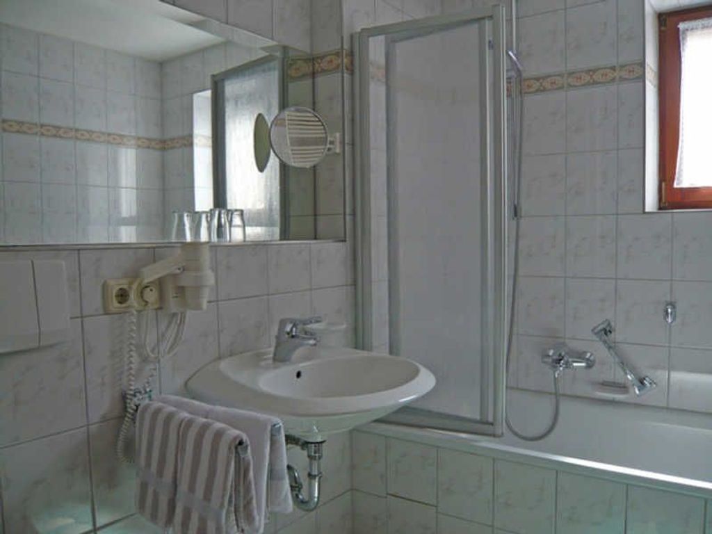 Dusche, Haartrockner, Handtücher