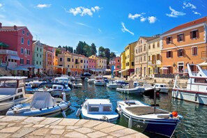 Un canale con barche ormeggiate, circondato da edifici colorati.