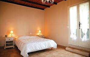 5 bedrooms, travel cot, free WiFi, bed sheets