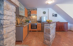 Réfrigérateur, plaque de cuisson, lave-vaisselle, cafetière/bouilloire