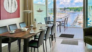 Zona pranzo con vista sul porto turistico.