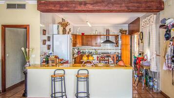 Een koelkast, een kookplaat, een vaatwasser