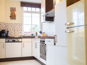 Kühlschrank, Mikrowelle, Ofen, Geschirrspüler