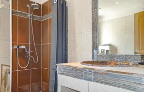 Combined shower/tub - Stunning home in Moriani Plage (Moriani Plage)
