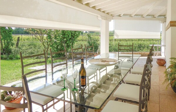 تناول الطعام بالخارج