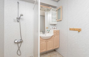 Shower - Beautiful home in Jostedal with kitchen (Jostedal)