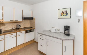 Kühlschrank, Herdplatte, Wasserkocher mit Kaffee-/Teezubehör