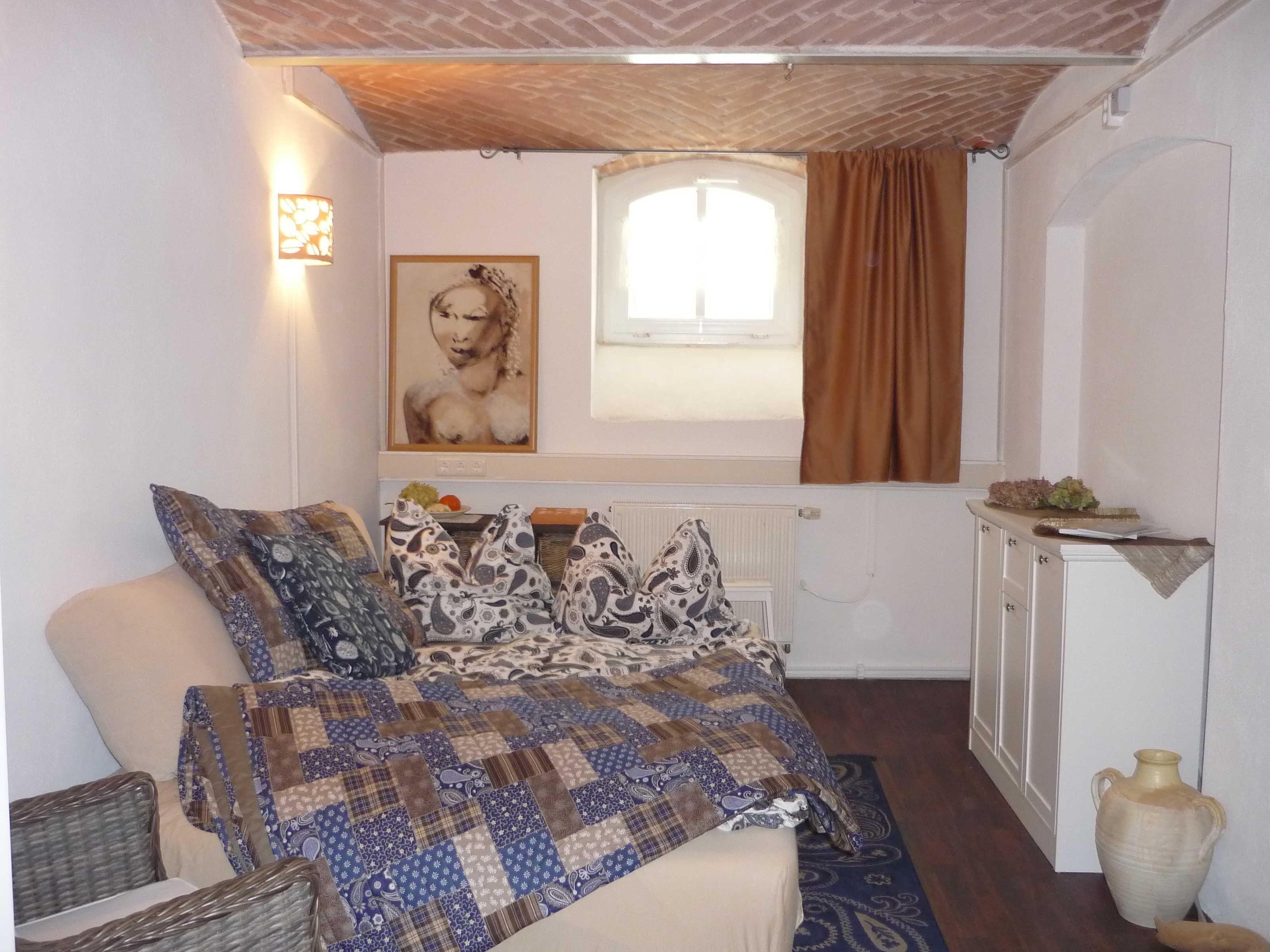 1 soverom, skrivebord, reiseseng for barn og sengetøy