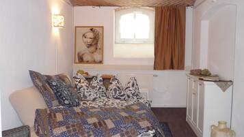 1 bedroom, desk, travel crib, bed sheets