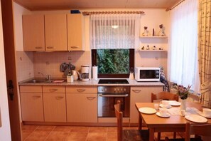 Frigorifero, microonde, forno, seggiolone