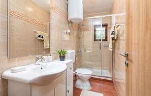 Bathtub - Nice home in Bonasini (Bonasini)