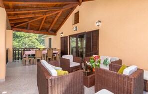 تناول الطعام بالخارج