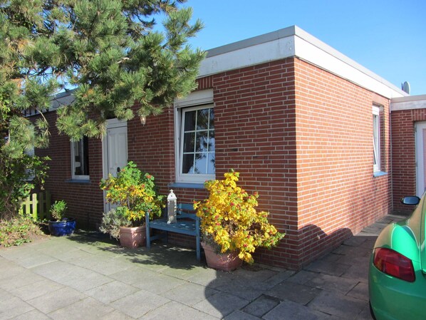 Unclassified image, 1 of 11, button