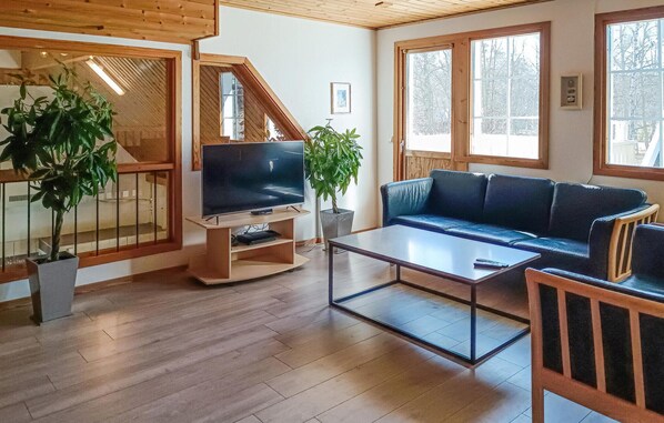 Fernseher, Kamin, DVD-Player, Tischfußball