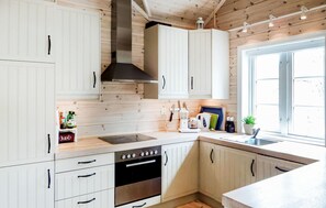 Refrigerador, parrilla de estufa, lavavajillas y cafetera y tetera 