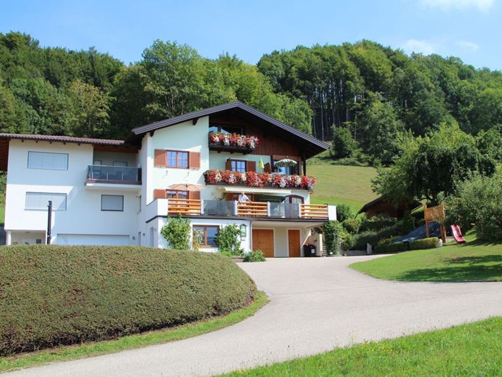 Un bâtiment à deux étages doté de balcons, d’une allée et situé sur une colline.