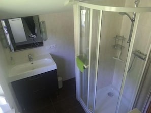 A bathroom with a shower, sink, and mirror. - Guesthouse Ellmauer Annemarie - Apartment Schafbergblick (Tiefgraben)