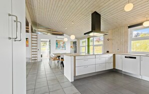 Fridge, stovetop, dishwasher, coffee/tea maker - Beautiful home in Ebeltoft with WiFi (Ebeltoft)