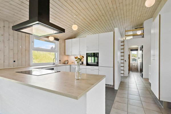 Køleskab, kogeplade, opvaskemaskine, kaffe-/temaskine