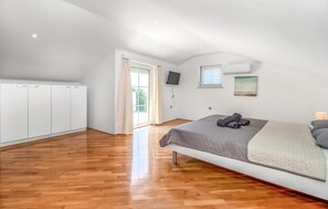 6 bedrooms, free WiFi, bed sheets