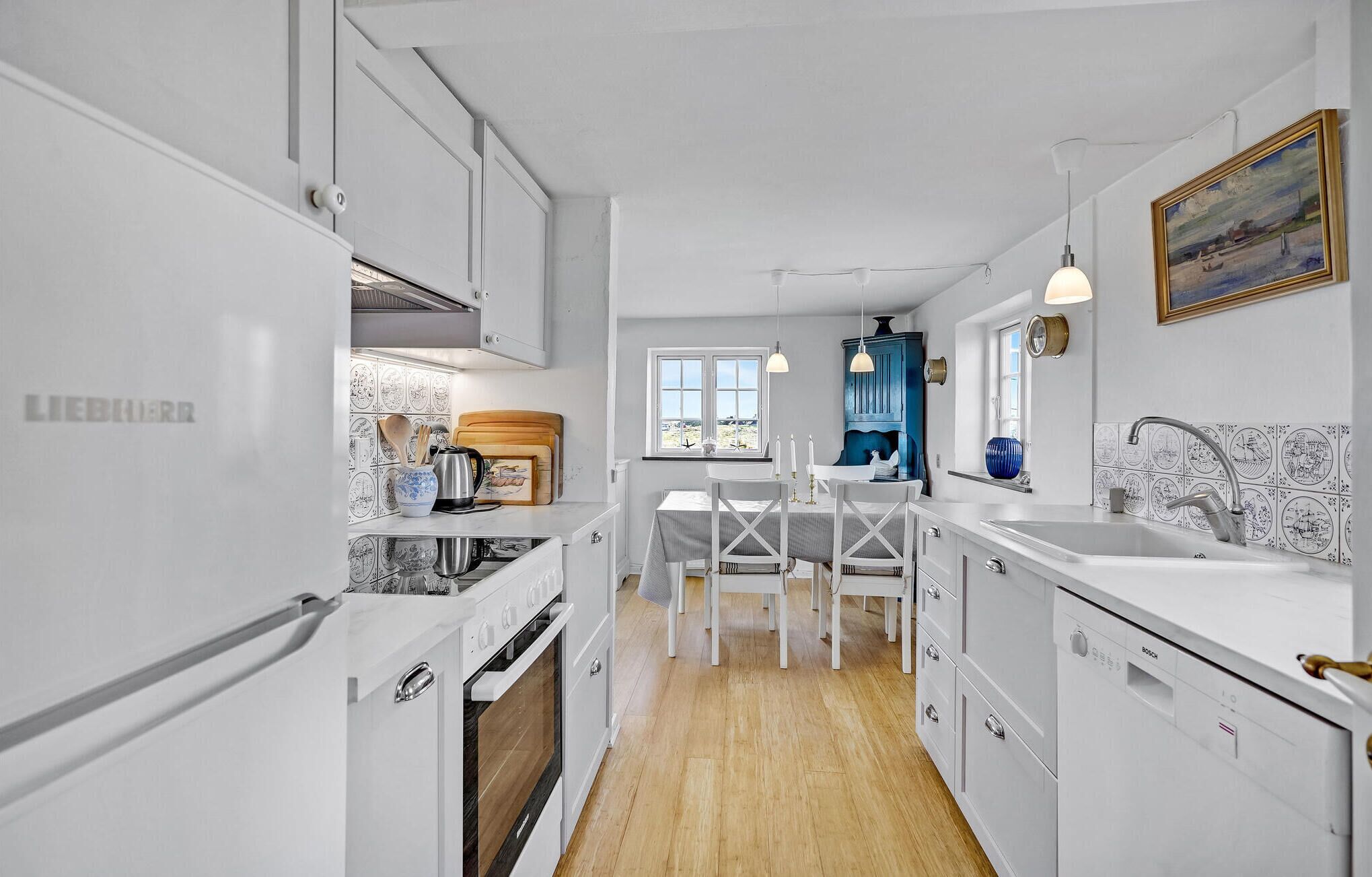 Kjøleskap, kokeplater, oppvaskmaskin og kaffetrakter/tekoker