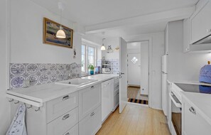 Frigorifero, piano cottura, lavastoviglie, macchina per tè/caffè