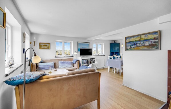TV, fireplace, DVD player