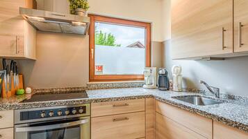 Een koelkast, een kookplaat, een vaatwasser