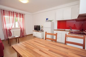 Geladeira, cooktop, cafeteira/chaleira, freezer
