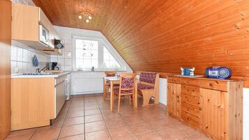 Réfrigérateur, micro-ondes, four, chaise haute