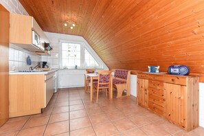 Kühlschrank, Mikrowelle, Ofen, Hochstuhl