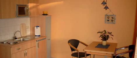 Coffee/tea maker, fridge, microwave, dishwasher