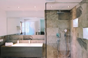 A modern bathroom with a large mirror, a sink, and a shower area. - Vacation apartments Haus Moni 1 - Haus Moni vacation apartments (Bayrischzell)