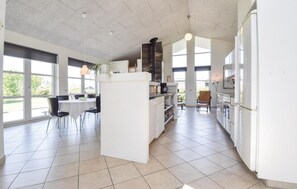 ثلاجة، موقد طهي مسطح، غسالة أطباق، ماكينة لصنع القهوة/الشاي