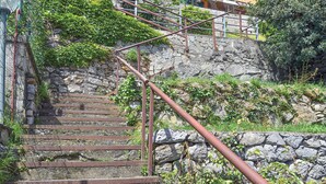 A set of stairs with metal railings, surrounded by greenery and stone walls. - Cozy home in Porto Venere SP with WiFi (Porto Venere SP)