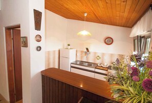 ثلاجة، فرن، موقد طهي مسطح، ماكينة لصنع القهوة/الشاي