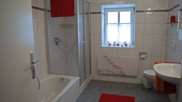 Dusche, Haartrockner, Handtücher