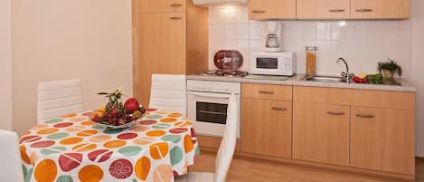 Frigorifero, forno, seggiolone