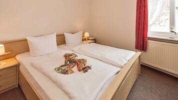 1 Schlafzimmer, Reisekinderbett, Bettwäsche