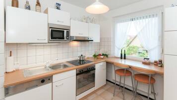 Kühlschrank, Mikrowelle, Ofen, Geschirrspüler