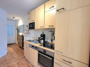 雪櫃、微波爐、焗爐、洗碗機