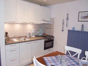 Fridge, microwave, oven, coffee/tea maker - Vacation apartment Buschmann - Holiday apartment Silvia (Brodersby)