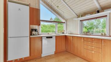 Køleskab, kogeplade, opvaskemaskine, kaffe-/temaskine