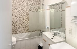 Combined shower/bathtub - Lovely apartment in Canet en Roussillon (Canet en Roussillon)