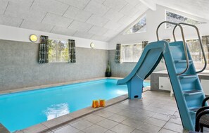 Una piscina cubierta