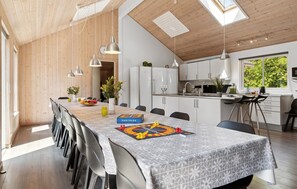 Réfrigérateur, four à micro-ondes, surface de cuisson, lave-vaisselle